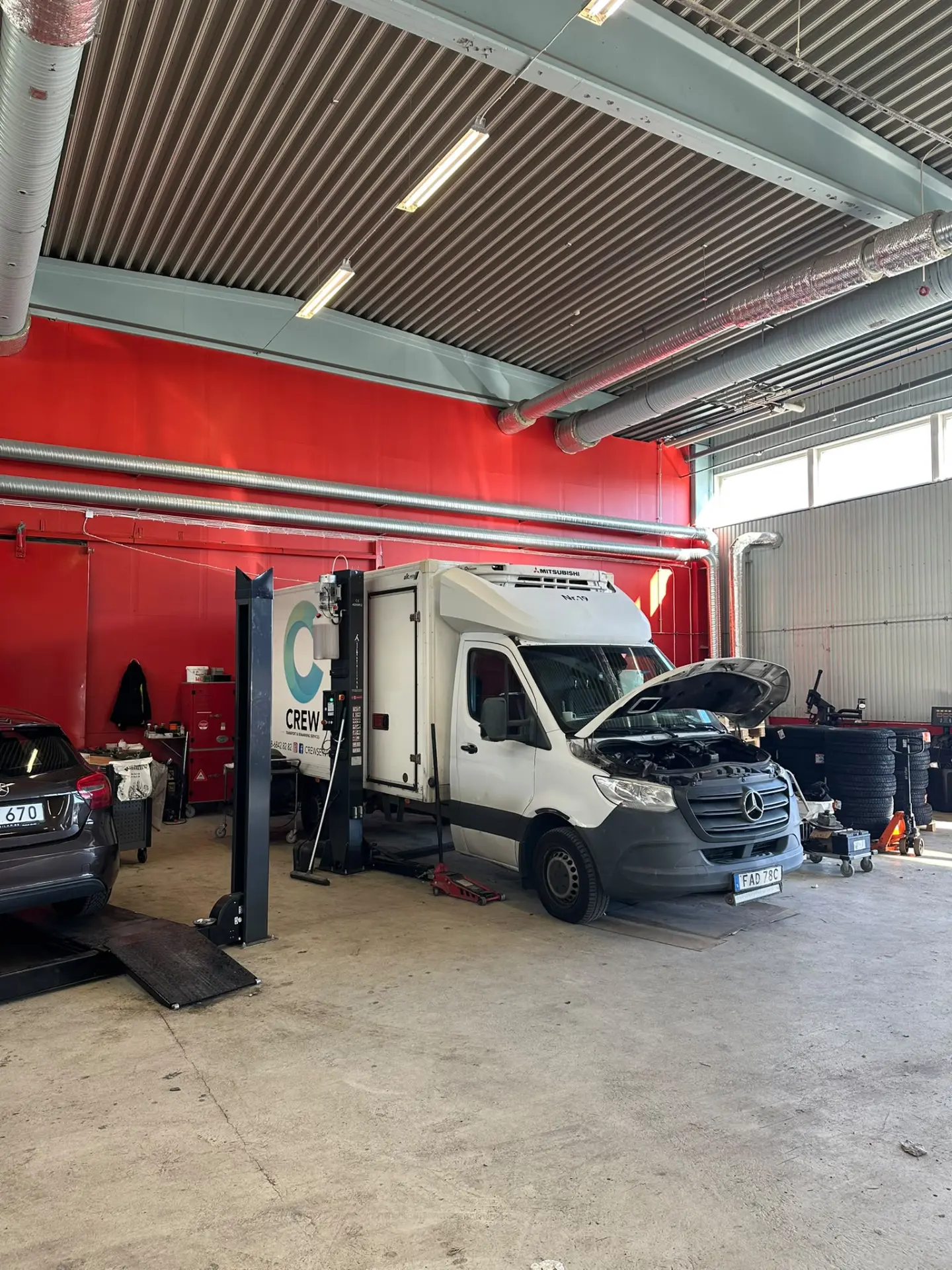 Crew Service-lastbil i företagets verkliga verkstad