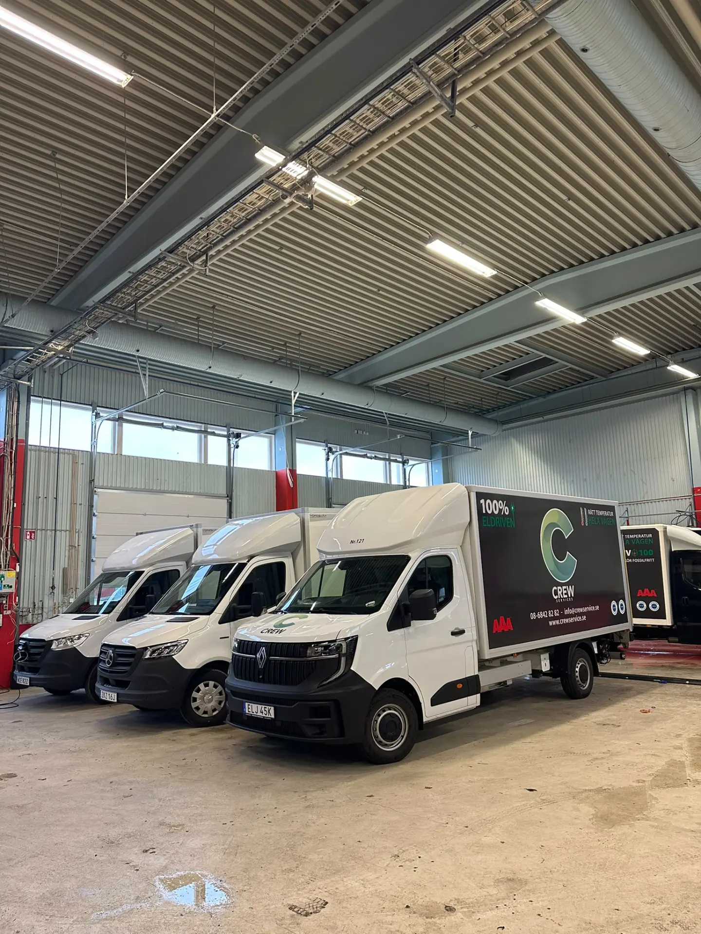 Crew Service-fordon uppställda inne i verkstaden i Sollentuna