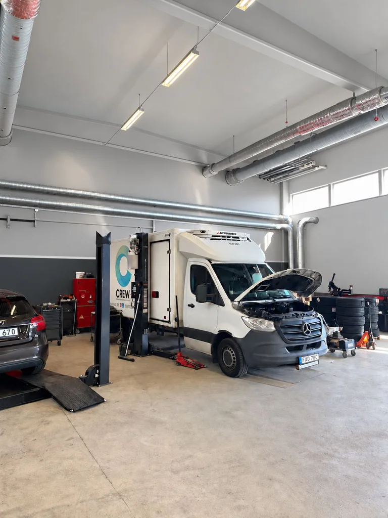 Crew Service-lastbil i företagets verkliga verkstad